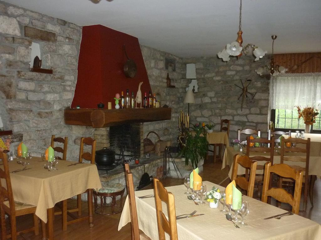 Hotel Restaurant La Chaumiere Du Lac Clairvaux-les-Lacs Exterior photo
